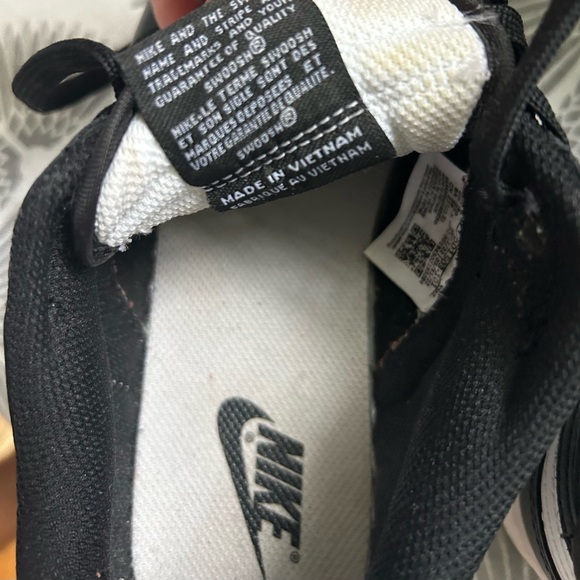 Nike Womens Black and White Sneakers - Picture 7 of 9
